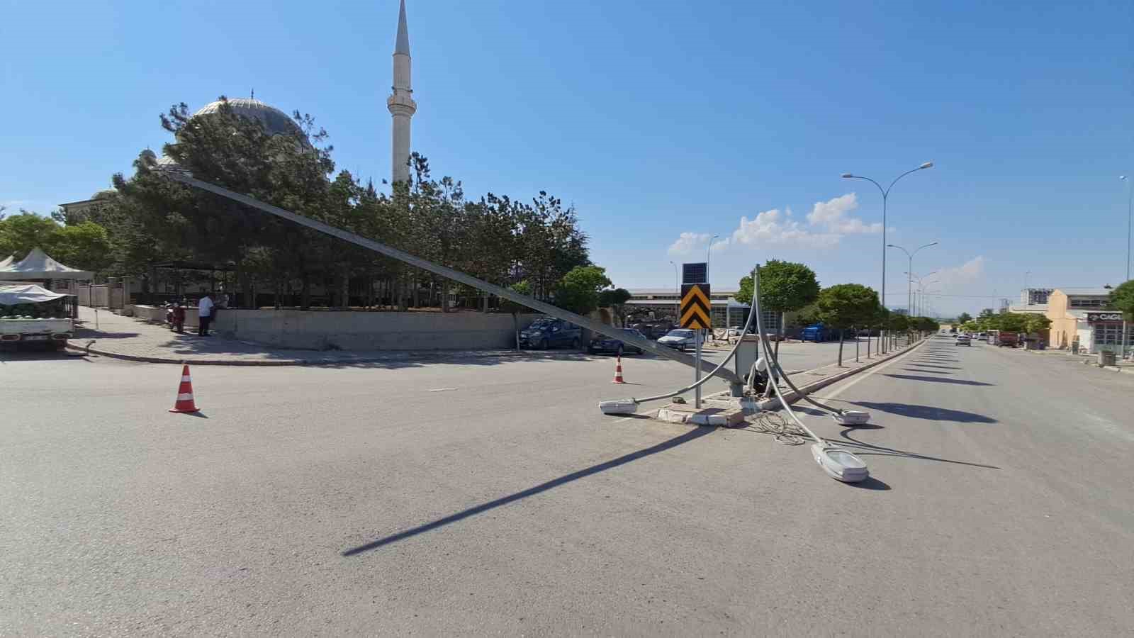 Karaman’da aydınlatma direğini deviren araç kaçtı
