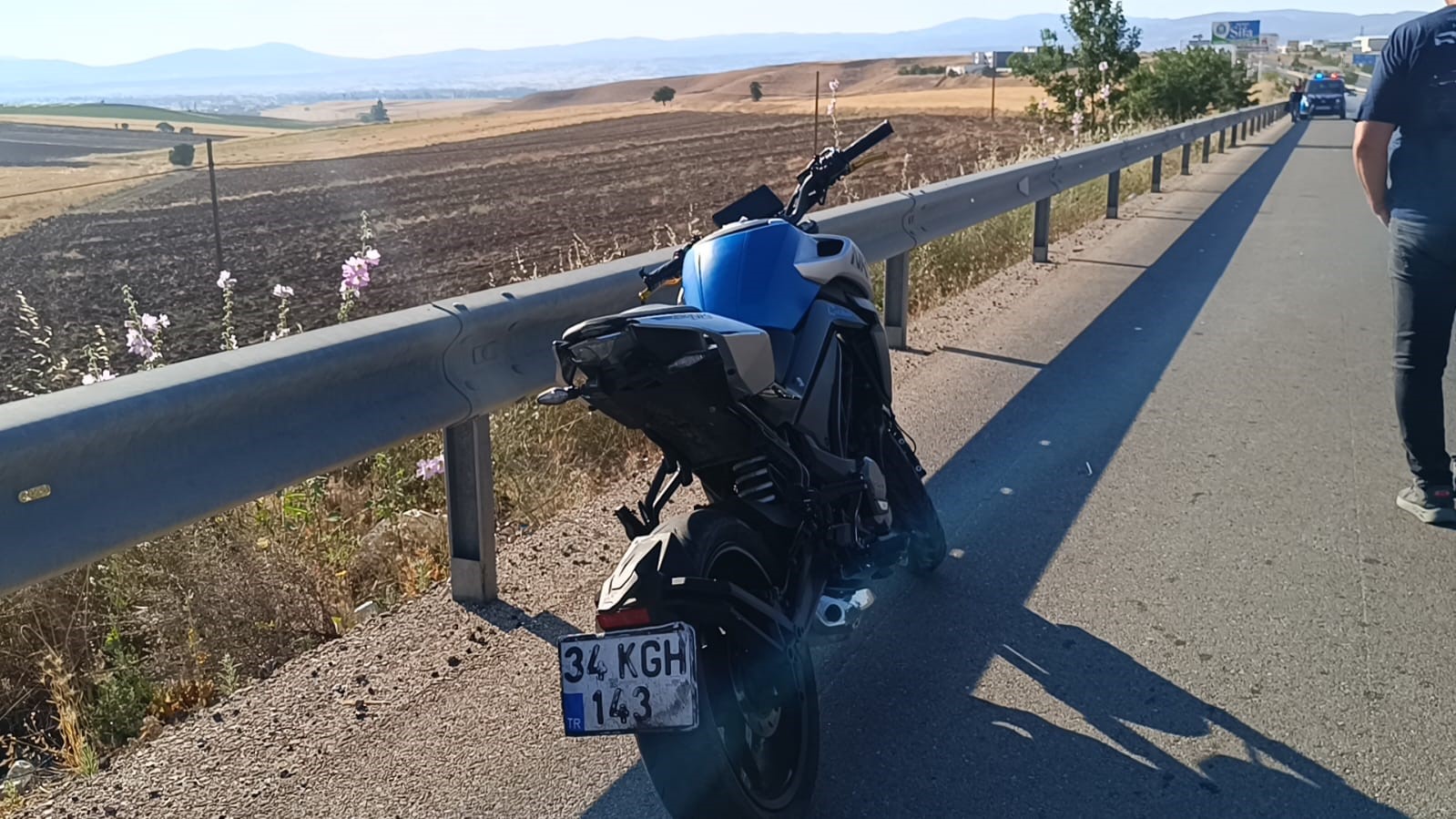 Bariyerlere çarpıp 30 metre sürüklenen motosikletin sürücüsü yaşamını yitirdi