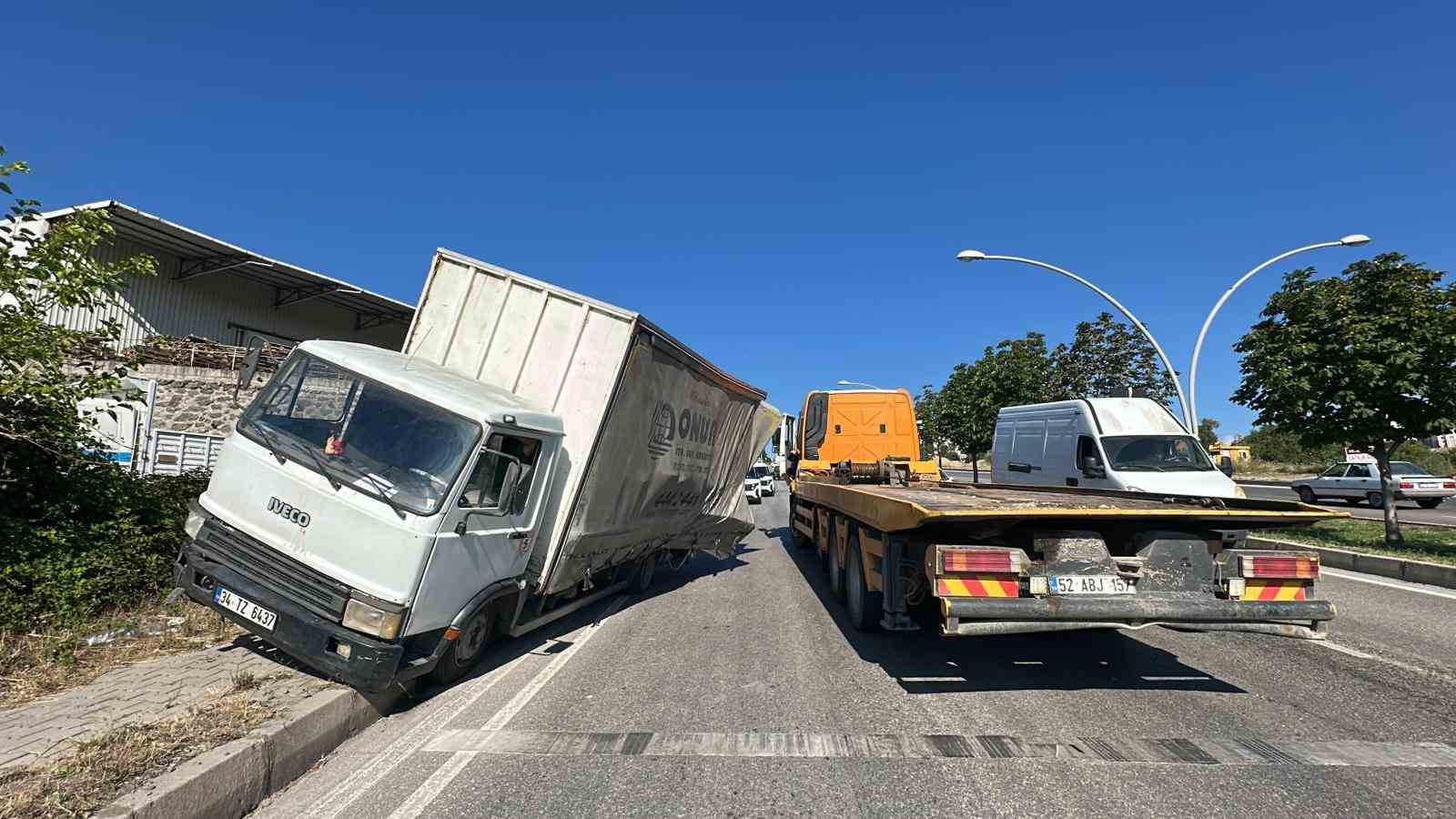 Kamyonetin freni patladı, facianın eşiğinden dönüldü
