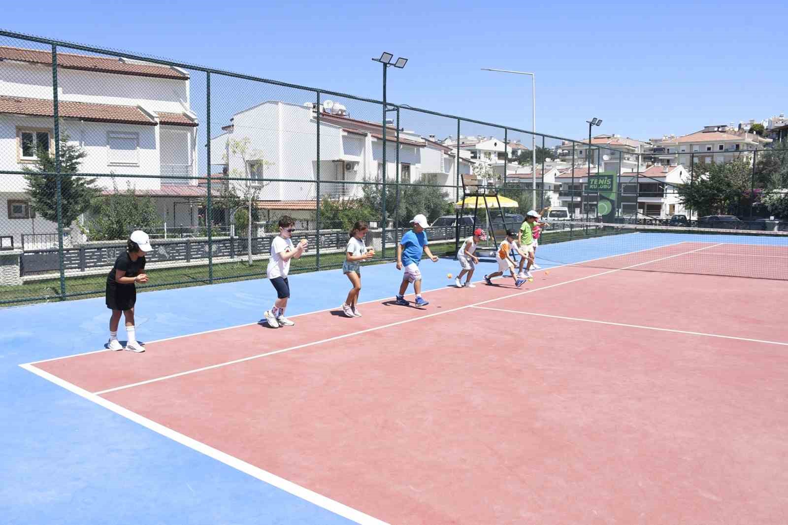 Geleceğin tenisçileri Kuşadası’nda yetişiyor