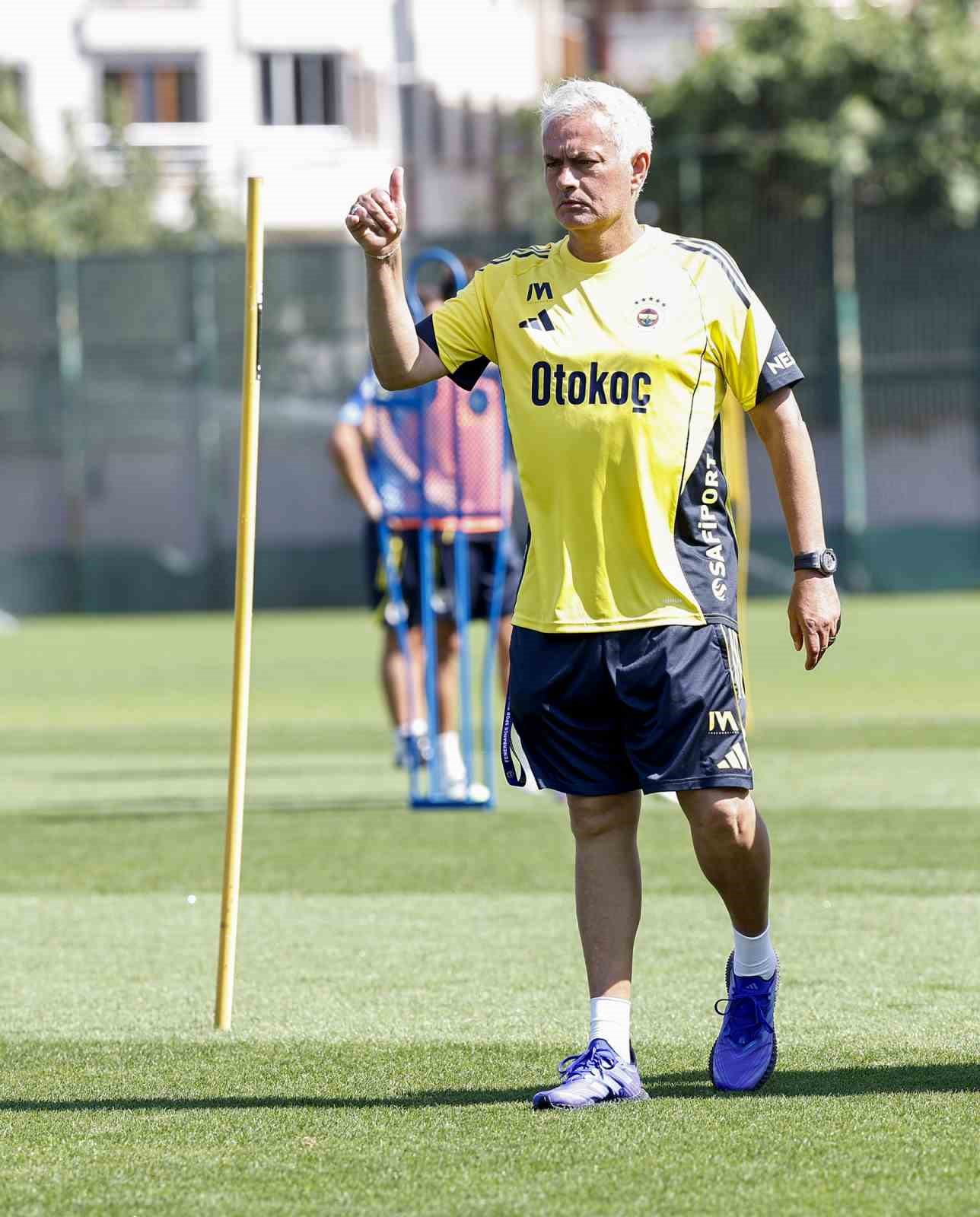 Fenerbahçe, günün ilk antrenmanını tamamladı