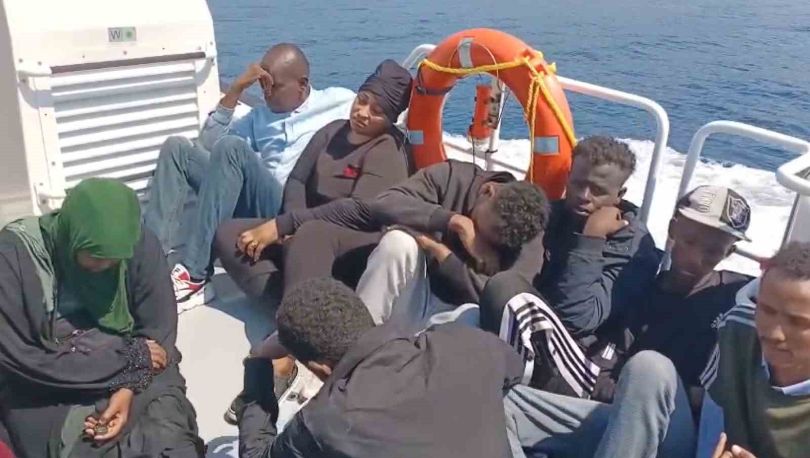 Yunan unsurları 2 can salı içindeki 19 kaçak göçmeni ölüme terk etti