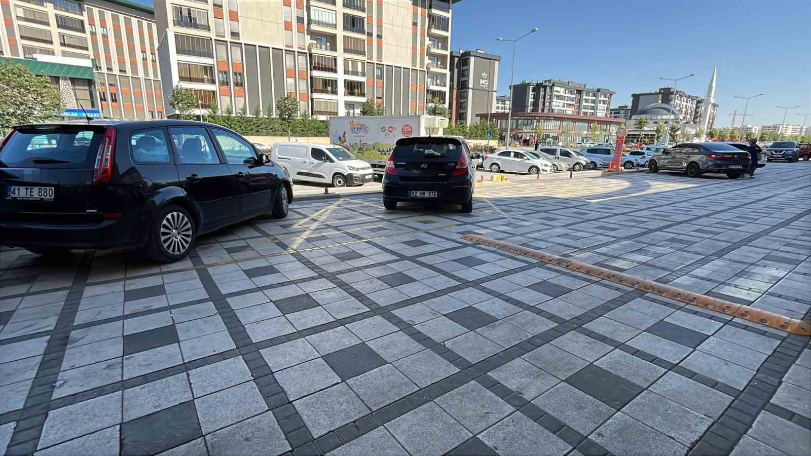 Yere çömelip poşetleriyle uğraşırken arabanın altında kaldı