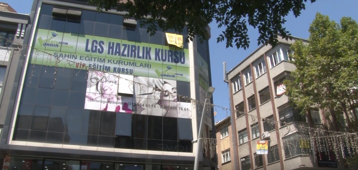 Güzellik merkezi anketörü broşür verdiği kadının yanındaki şahısla kavga etti: Kavgayı ayırmak isteyen esnafa anketörcü şahıs yumruk attı