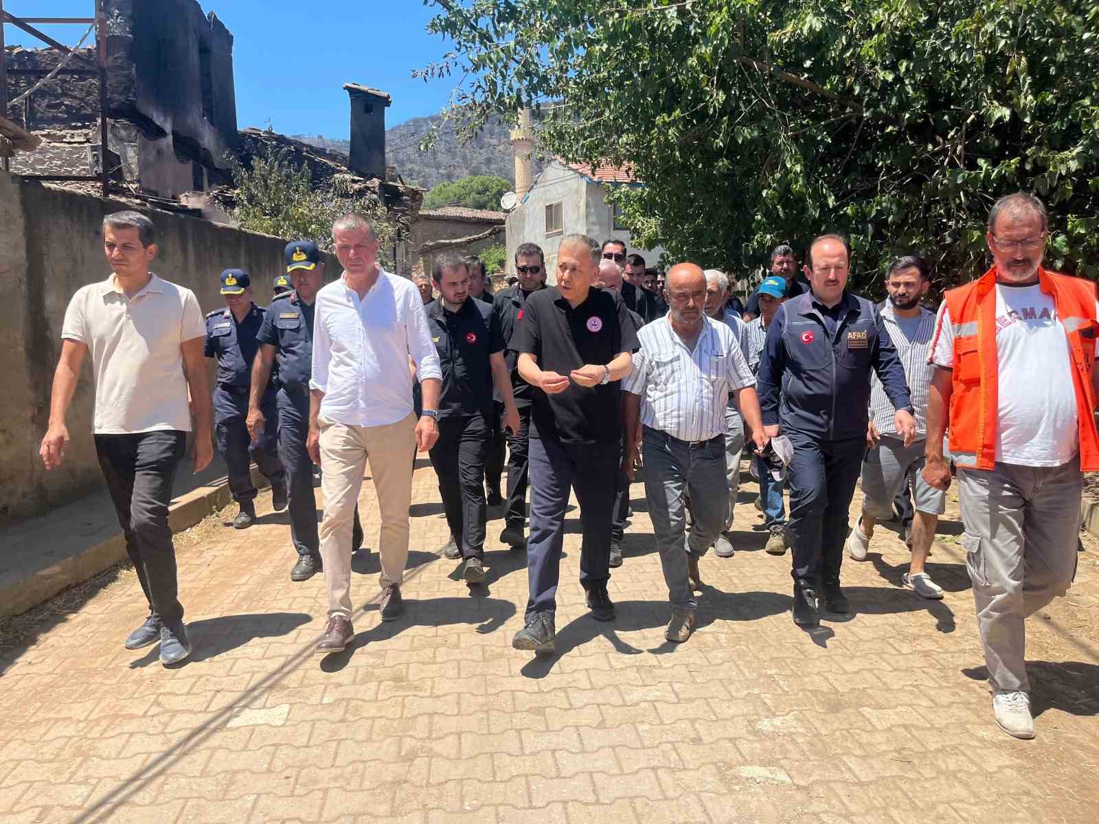 İçişleri Bakanı Yerlikaya, İzmir’de yanan köyleri ziyaret etti