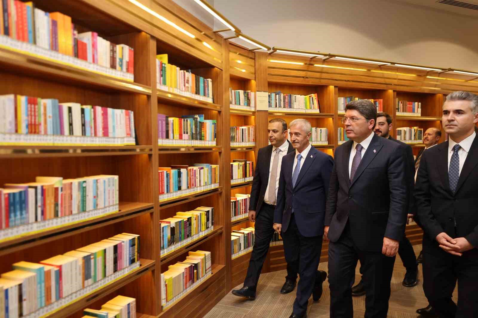 Bakan Tunç’tan Şahinbey Millet Cami ve Millet Kütüphanesi’ne tam not