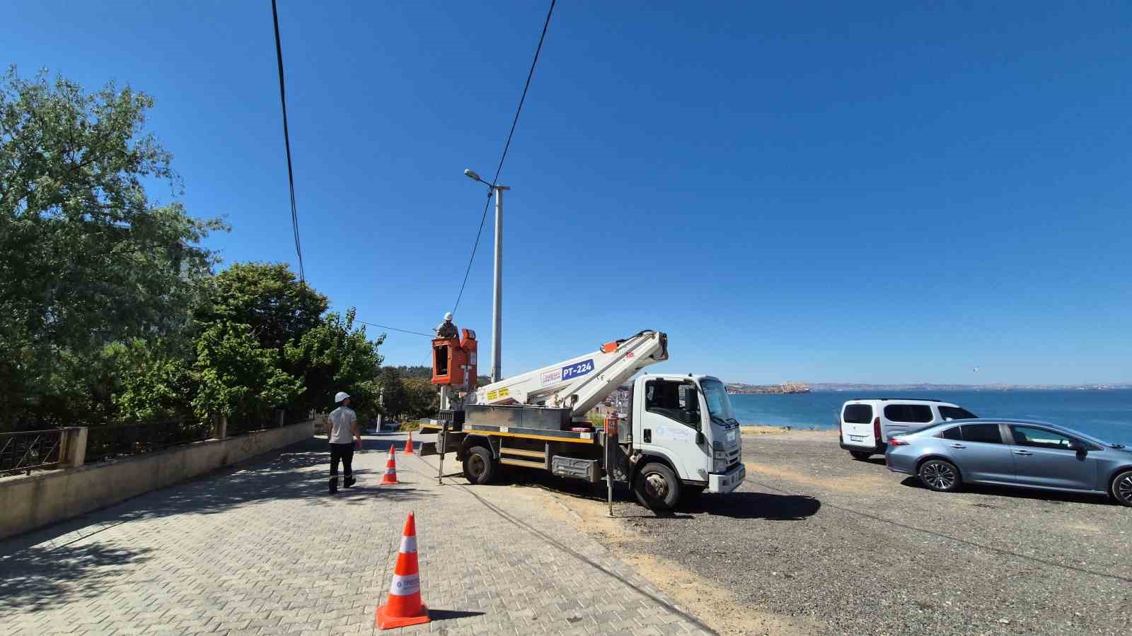 Kavurucu sıcaklarda elektrik direklerinde enerji nöbeti