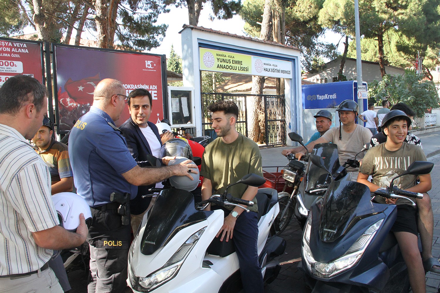 Kula’da motosiklet sürücülerine ücretsiz kask dağıtıldı