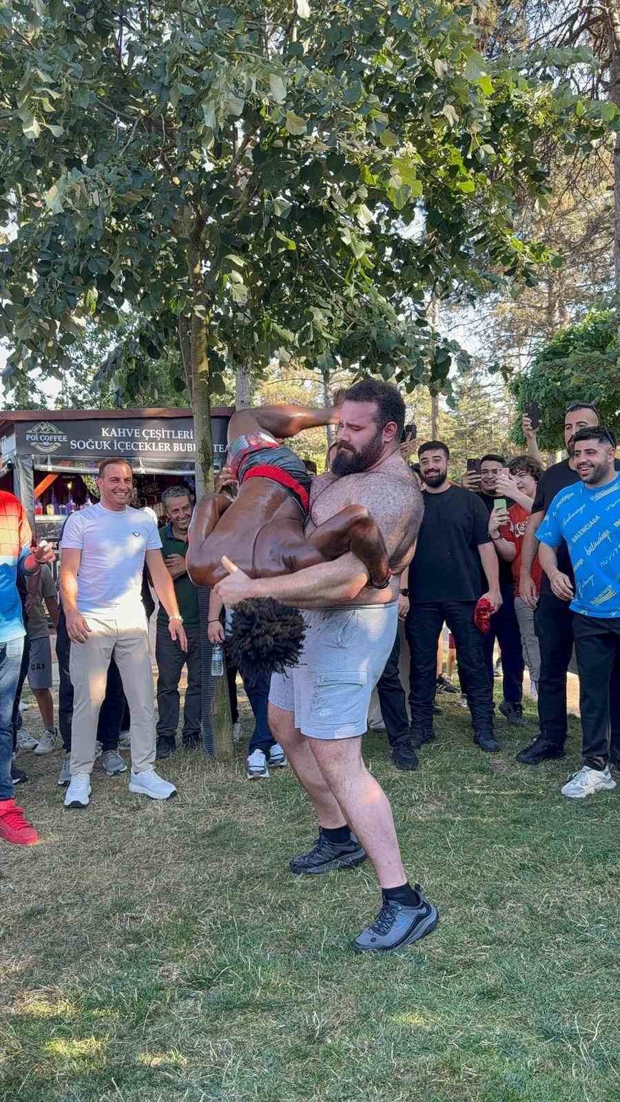 Dünyaca ünlü yayıncı Speed, Çekmeköy’de yağlı güreş yaptı