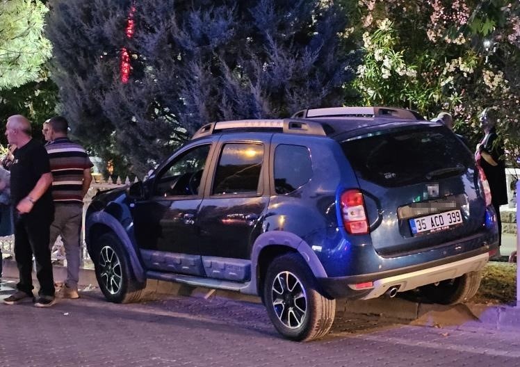 Fenalaşan cip sürücüsü demir korkuluklara çarptı