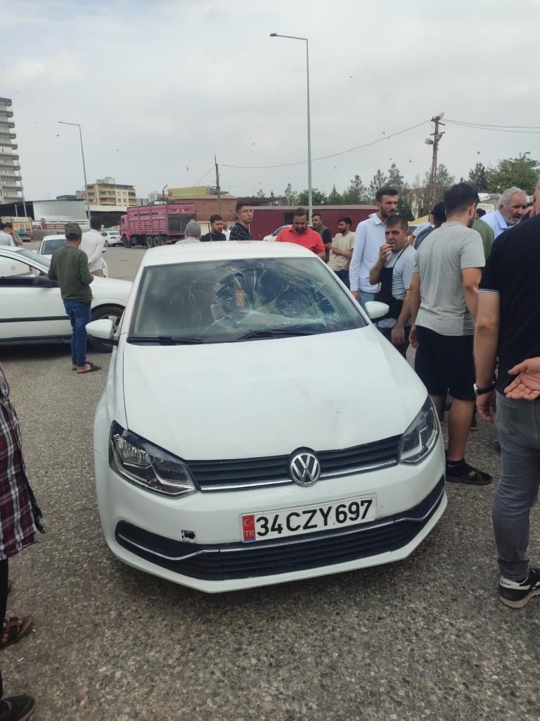 Siverek’te otomobilin yayalara çarptığı an güvenlik kamerasında