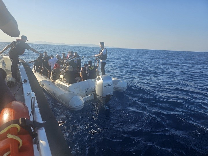 İzmir’de 31 düzensiz göçmen ve 1 kaçakçı yakalandı, 33 göçmen kurtarıldı