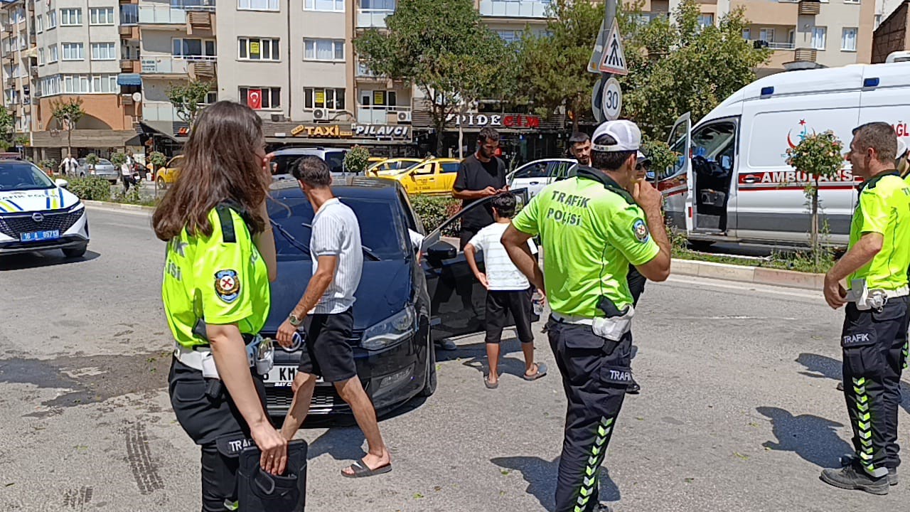 Bursa’da iki araç kafa kafaya çarpıştı: 4 yaralı