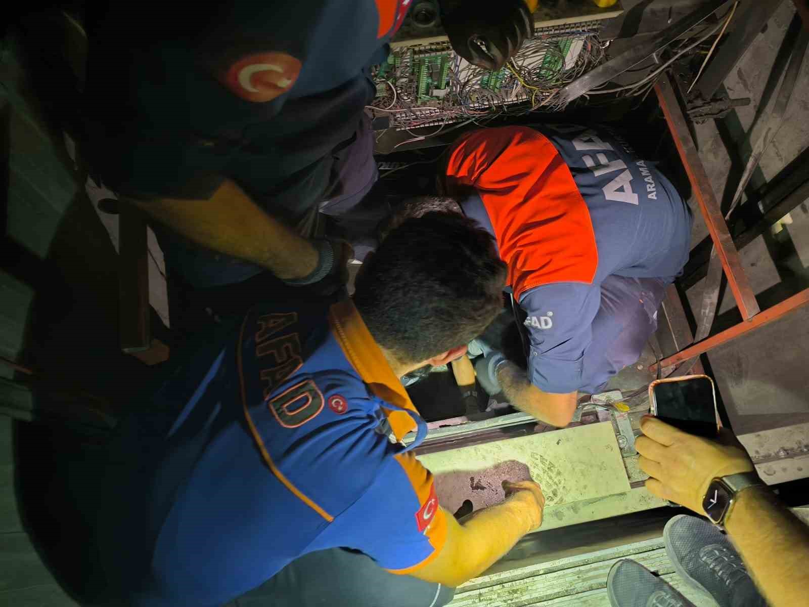 Van’da asansörde mahsur kalan vatandaşlar AFAD tarafından kurtarıldı
