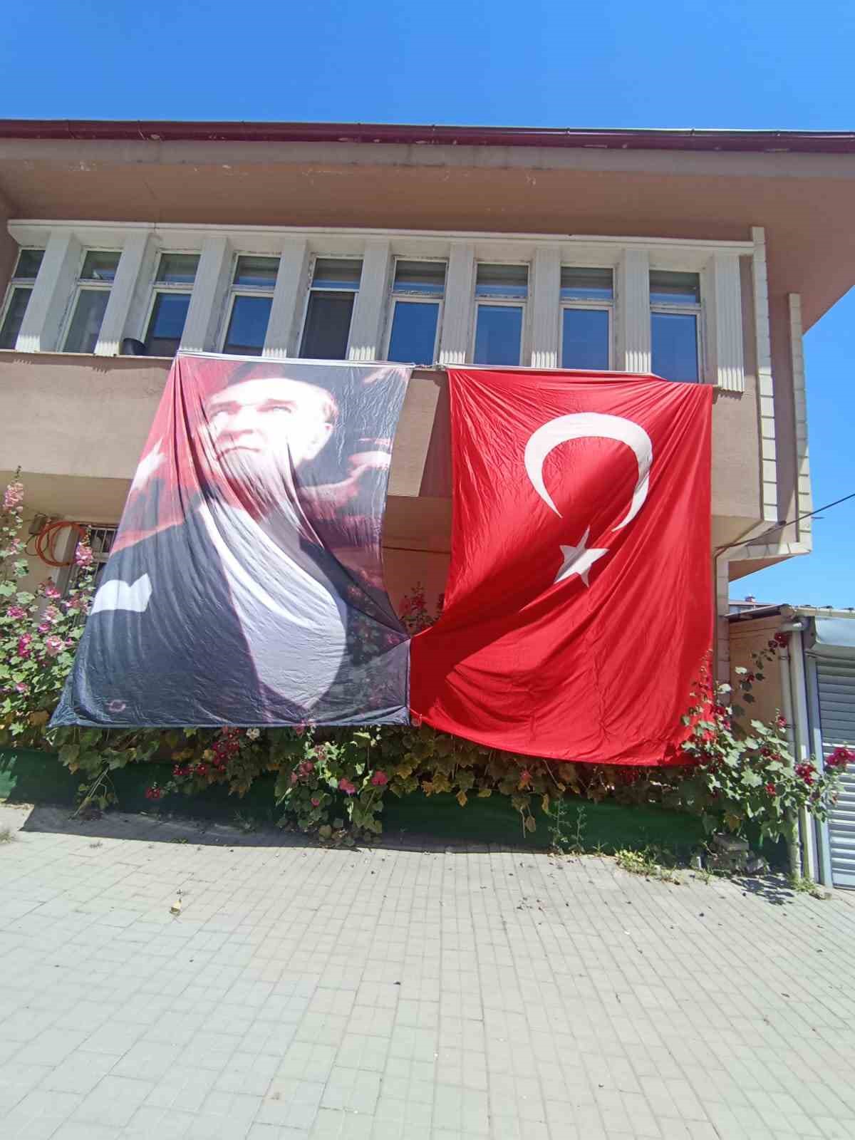 Ağrı’da 15 Temmuz için bin 24 okul ve kuruma Türk bayrağı asıldı