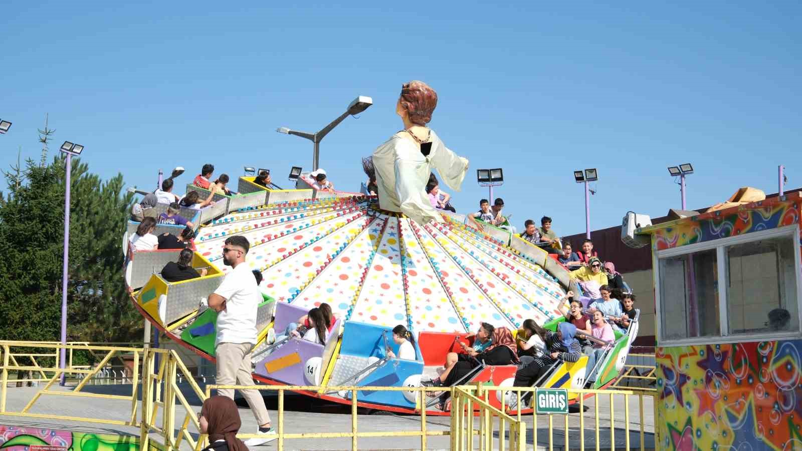 Çorum Belediyesi’nden 700 çocuğa lunapark sürprizi