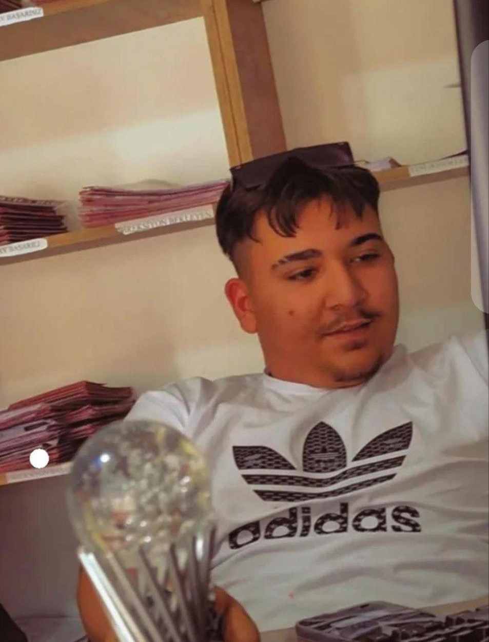 Refüjdeki direğe çarpıp bacağı kopan motosiklet sürücüsü öldü