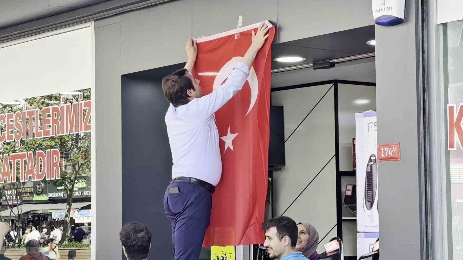 Cumhurbaşkanı Erdoğan’ın bayrak asma çağrısına Sultanbeyli’den güçlü destek