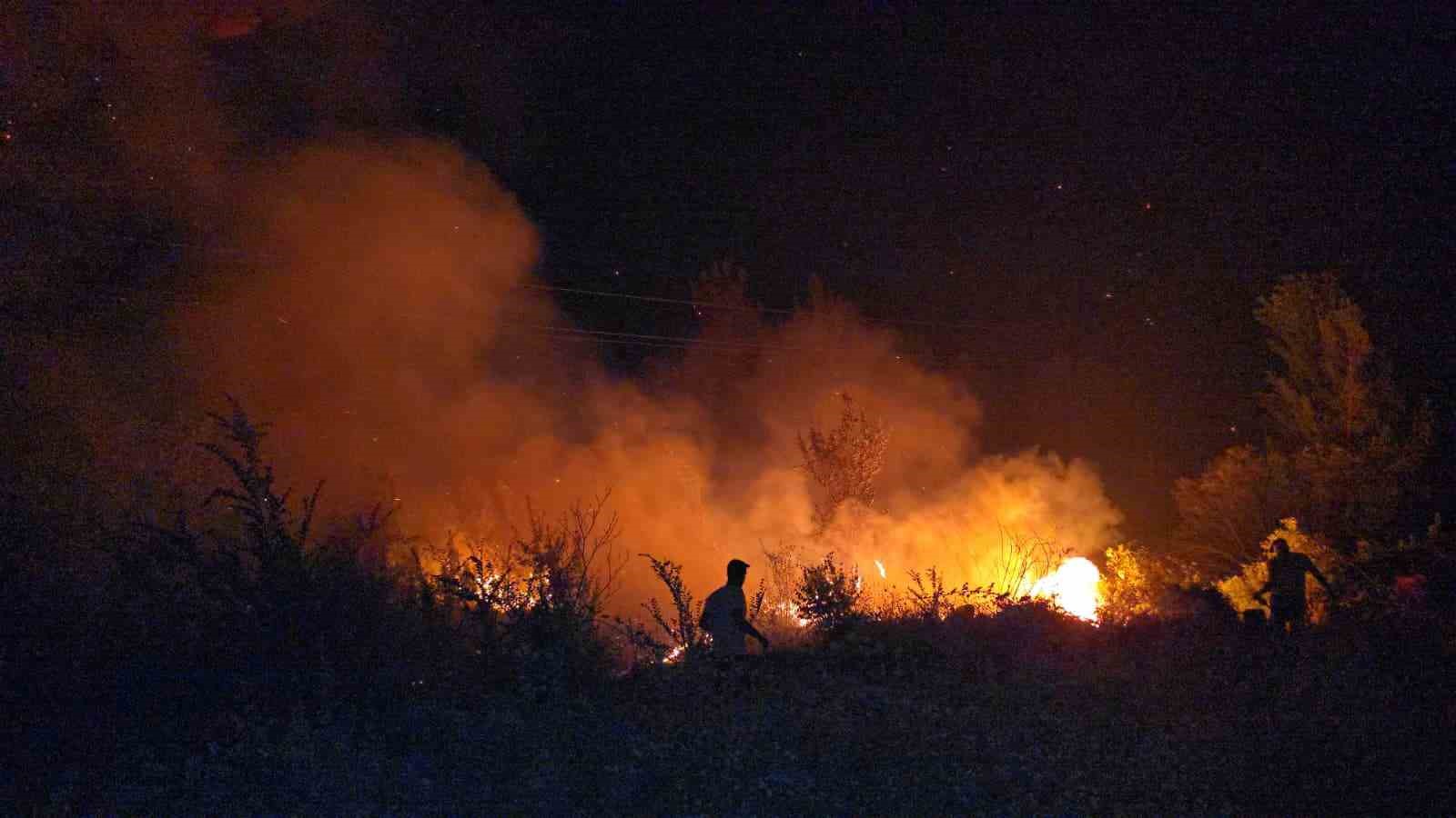 Orman yangınına gençlerden kahramanca müdahale