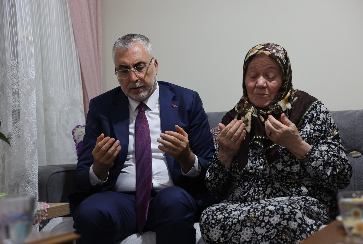 Çalışma ve Sosyal Güvenlik Bakanı Işıkhan, 15 Temmuz şehidi Yakup Kozan’ın ailesini ziyaret etti