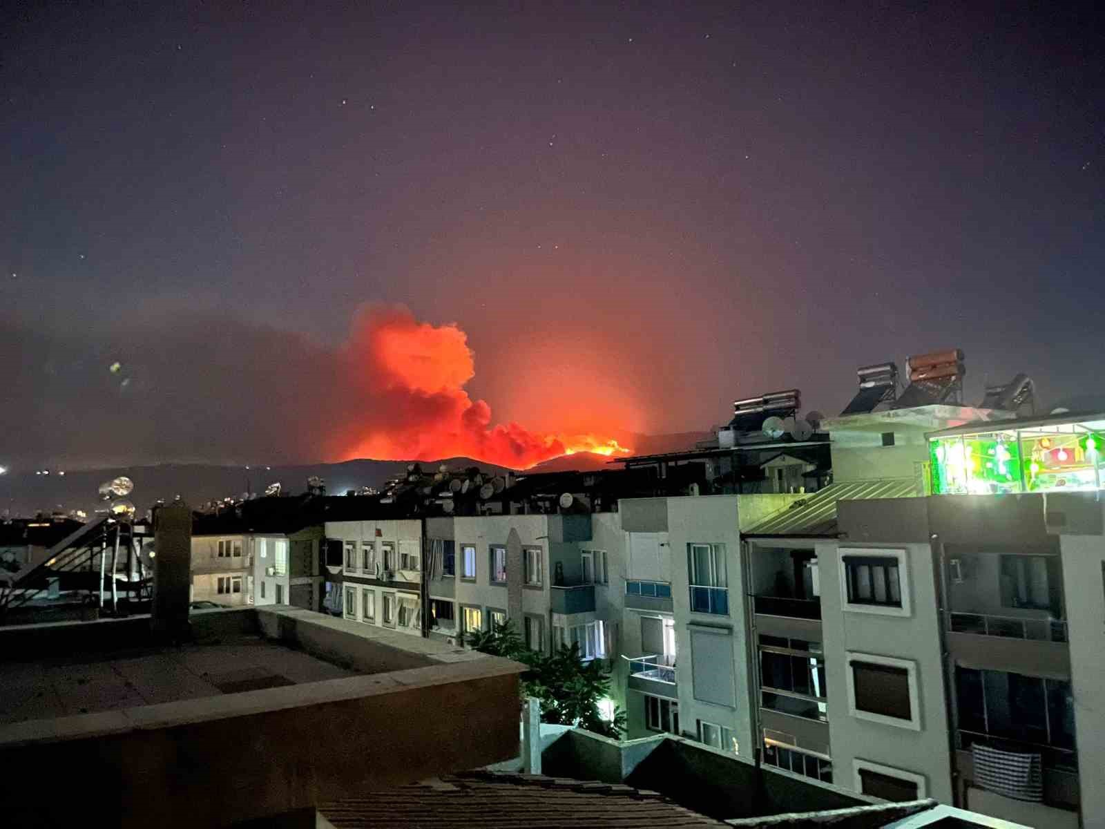 Bir yangın da Ödemiş’te: 3 mahalle tahliye edildi