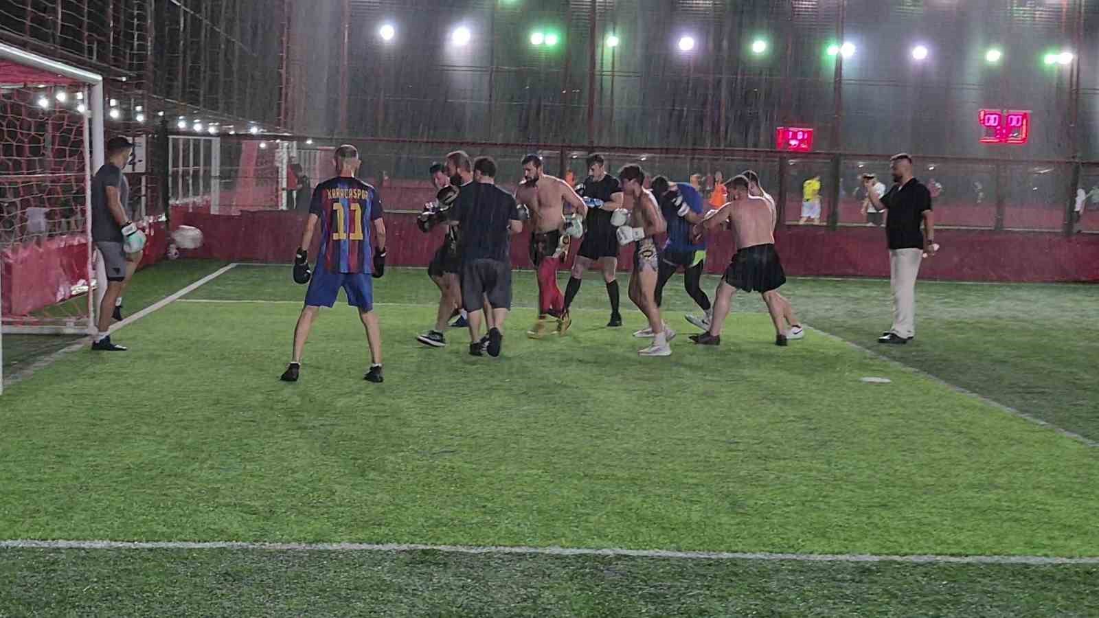 Yeşil sahaya boks eldivenleriyle çıktılar