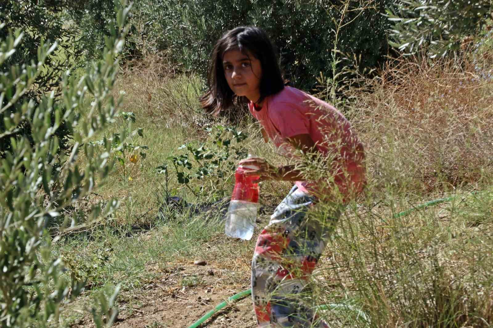 Yangında oyuncaklarını bırakıp ebeveynlerine yardım ettiler
