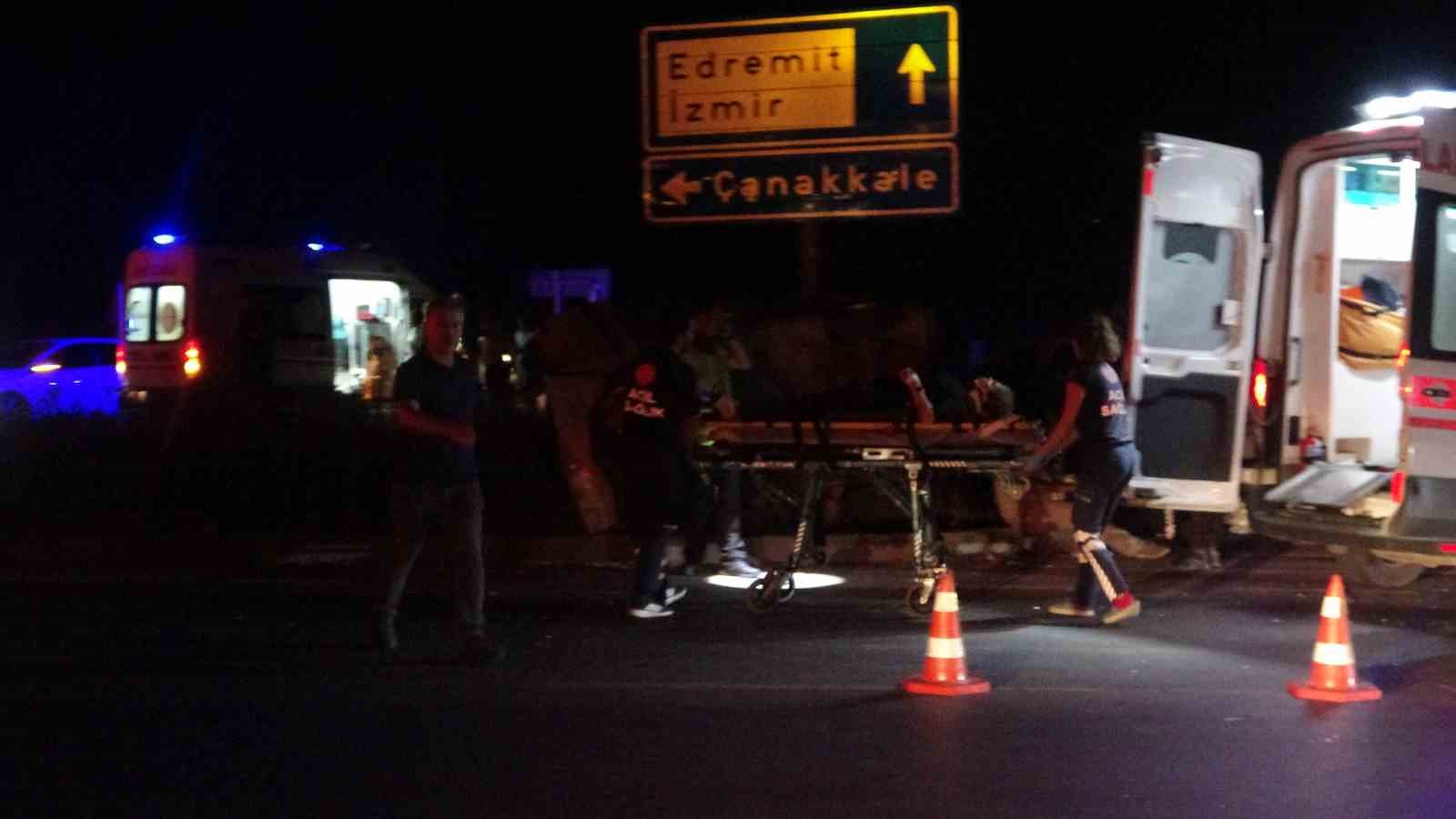 Çanakkale’de iki otomobil çarpıştı: 1’i ağır 3 yaralı