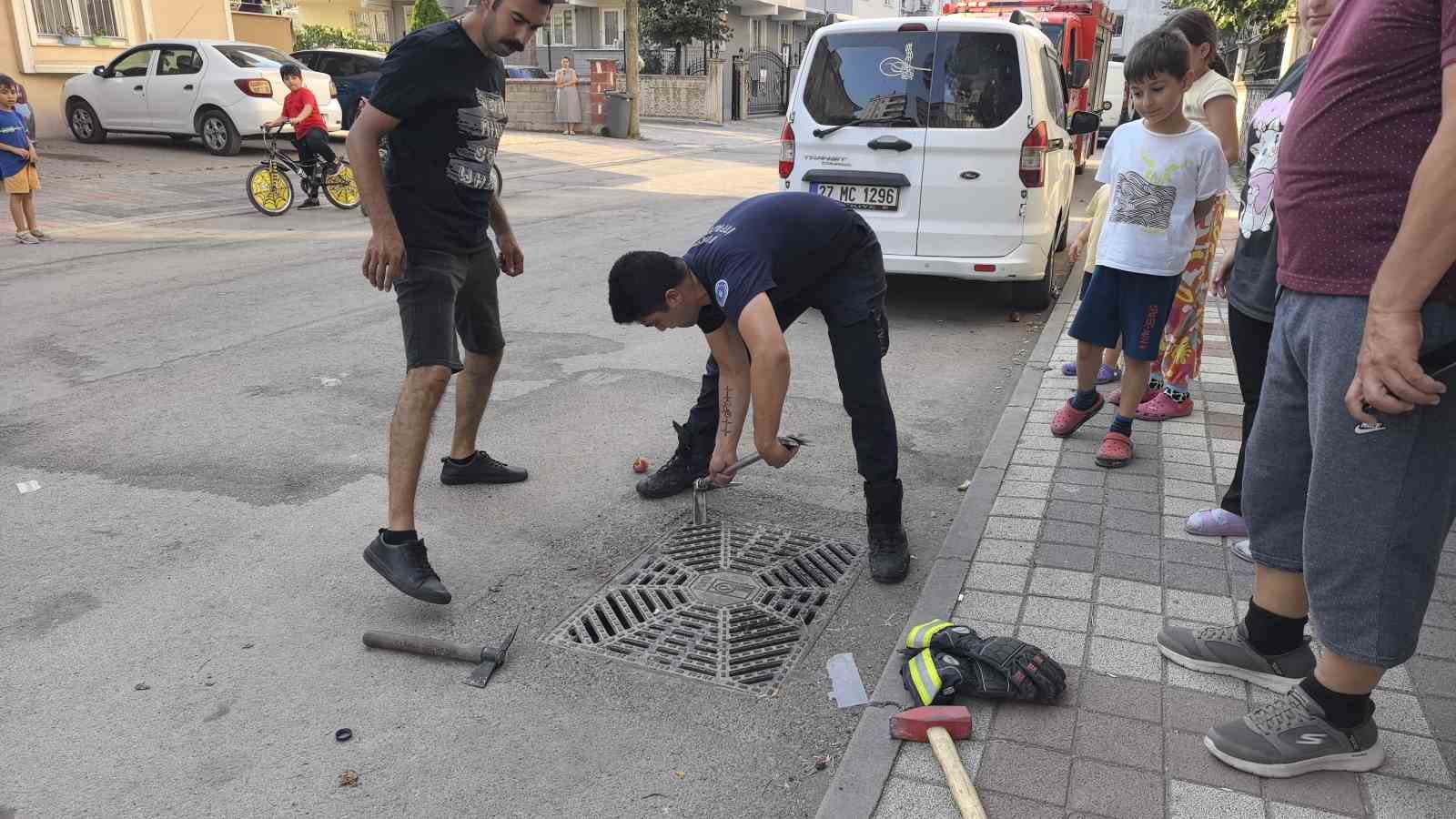 Rögarda mahsur kalan kargayı itfaiye kurtardı