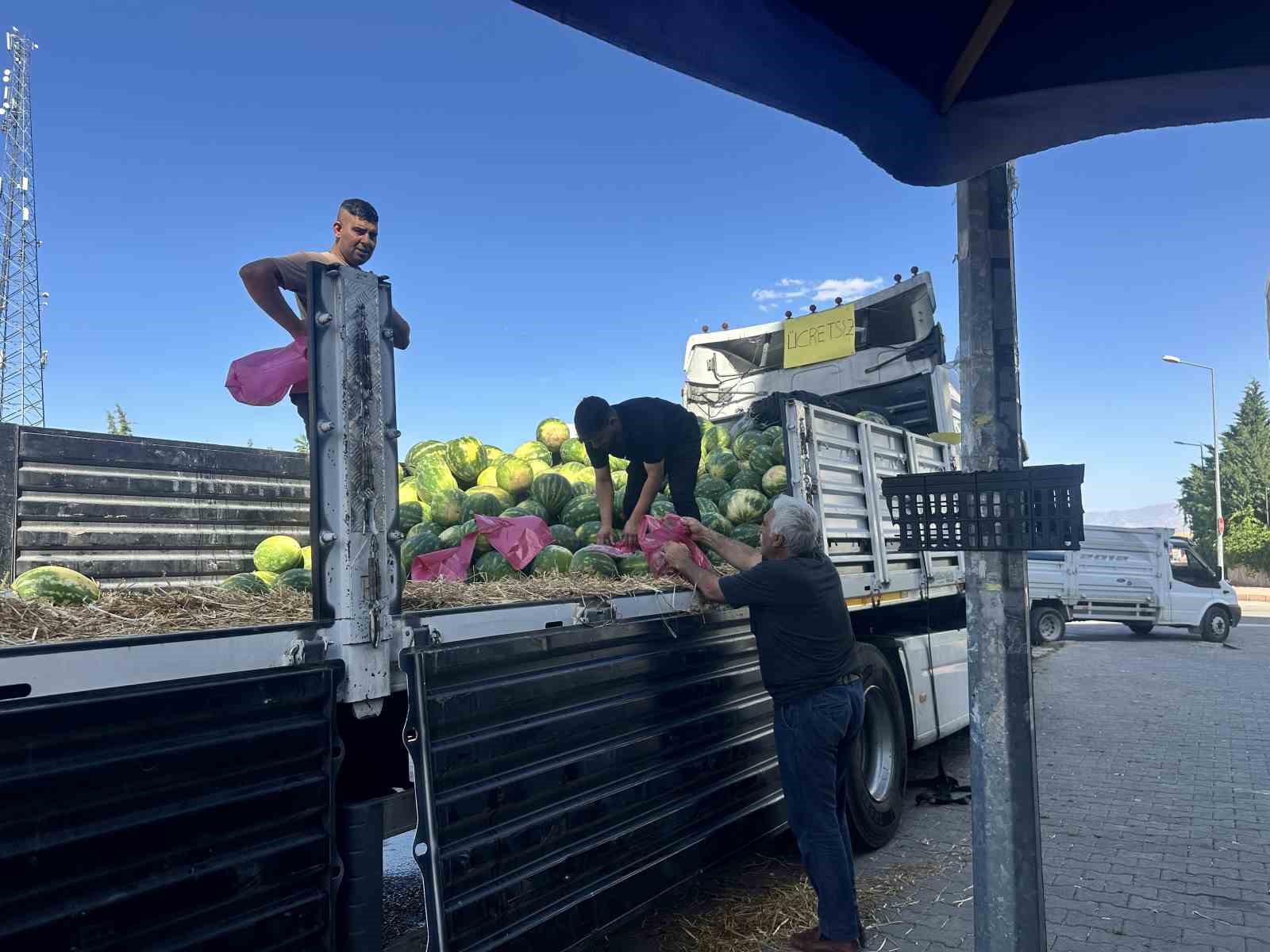 Elazığlı esnaf 30 ton karpuzu ücretsiz dağıttı