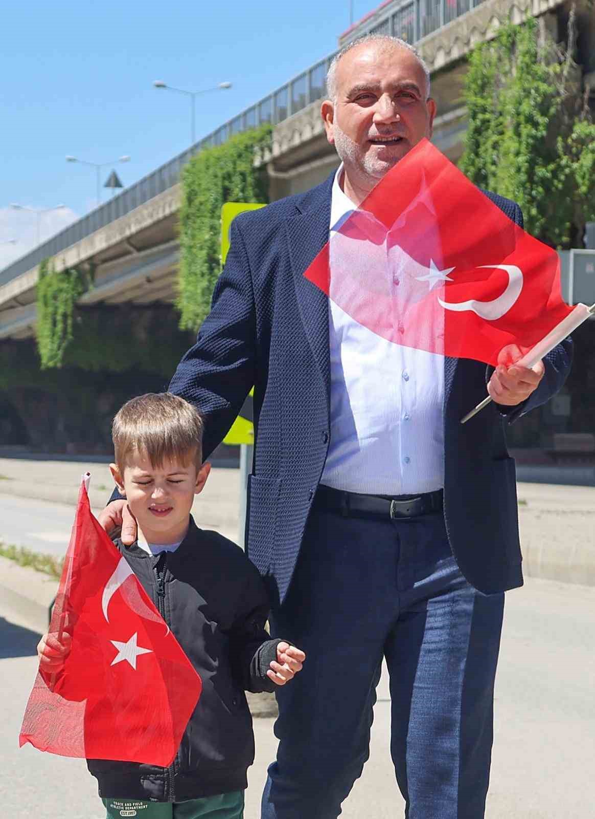 Canik kırmızı-beyaz: Caddeler Türk bayraklarıyla donatıldı