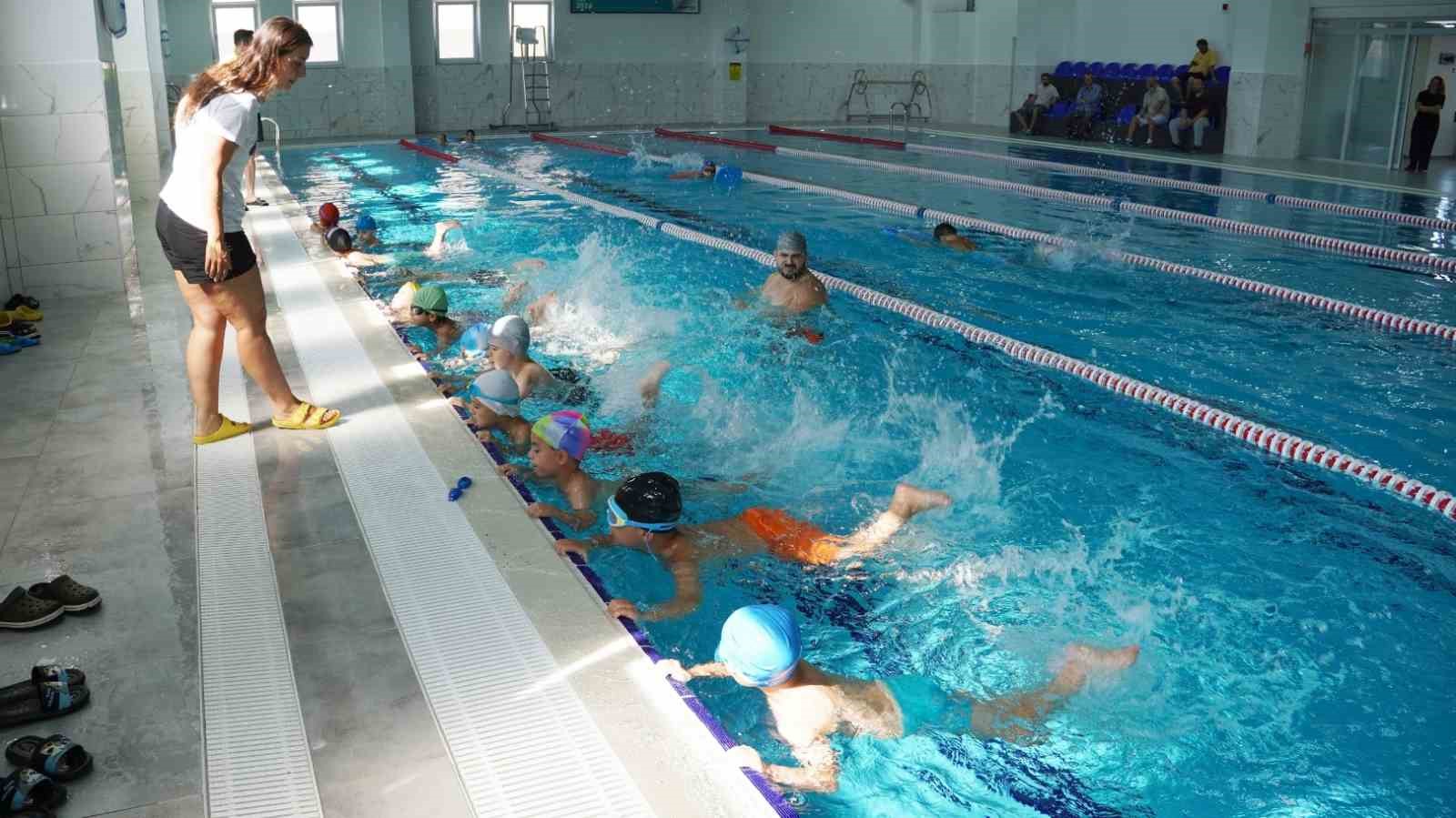 İznik’te dev tesis yüzme kurslarıyla faaliyete başladı