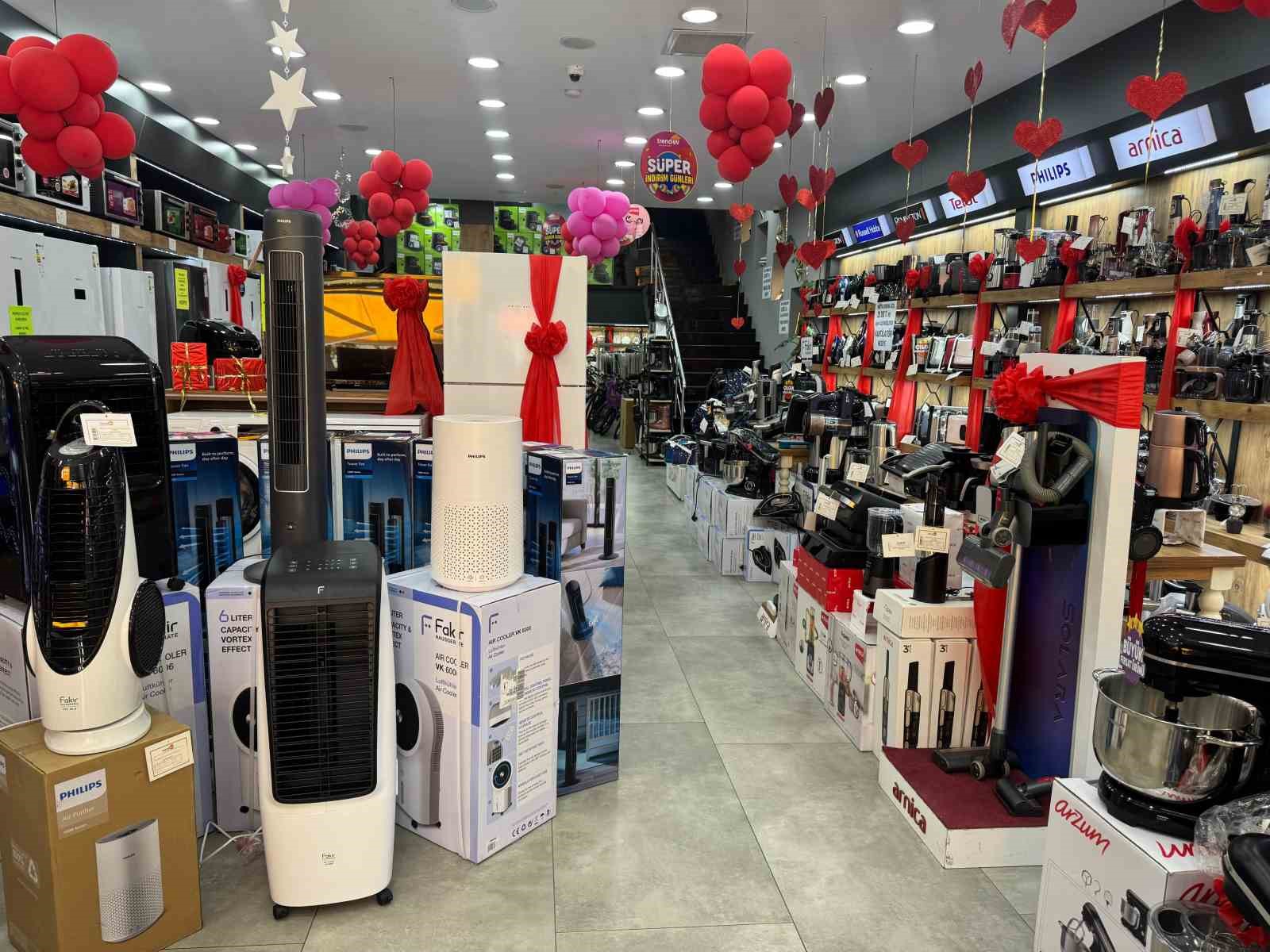 Düğün sezonunun açılmasıyla, çiftler çeyiz düzmeye başladı