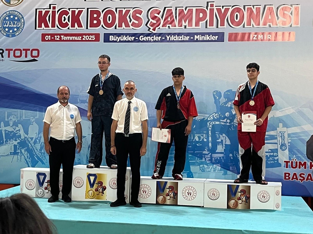 Kayserili minik Kick Boks sporcuları 4 madalya ile döndü