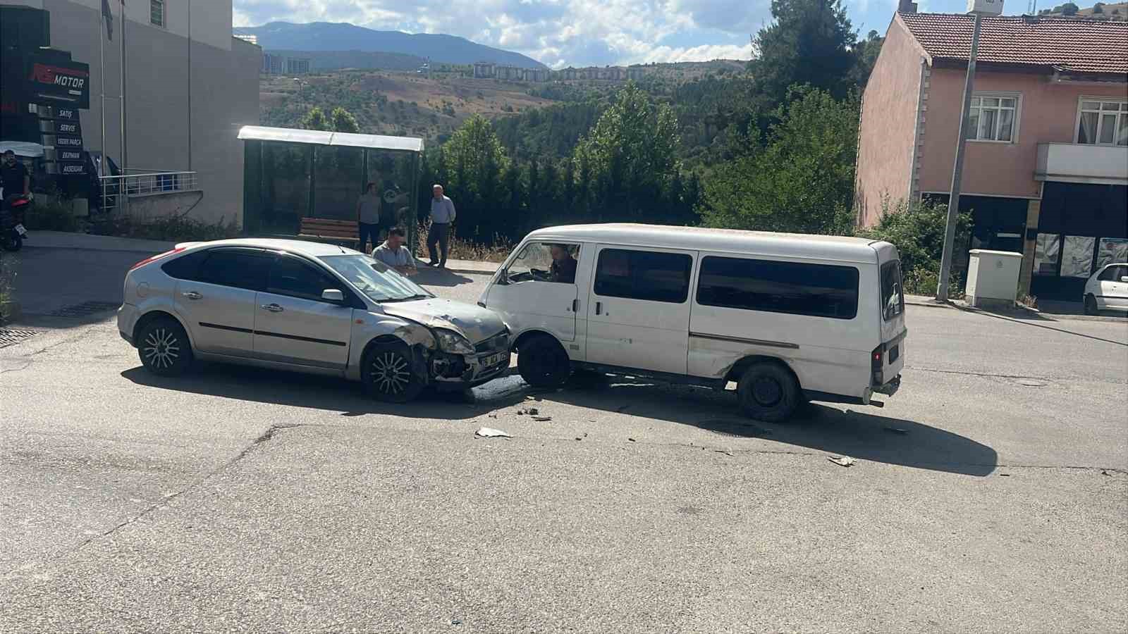 Otomobil ile panelvan minibüs çarpıştı: Kaza anı kamerada