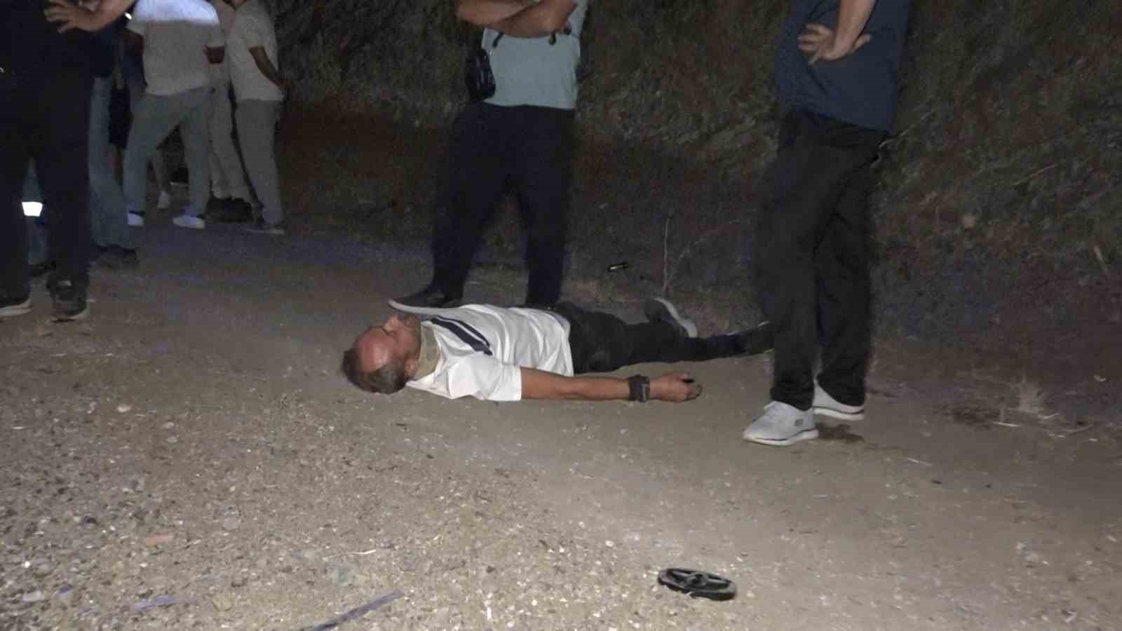 Yardım için yola çıkan baba-oğul kaza yaptı