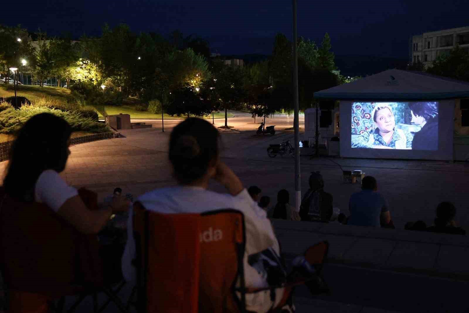 Düzce Üniversitesi’nde açık hava sinema günleri başladı