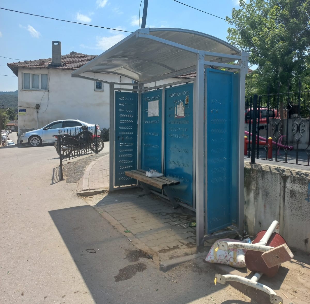 Bursa’da motosiklet dolmuş durağına daldı