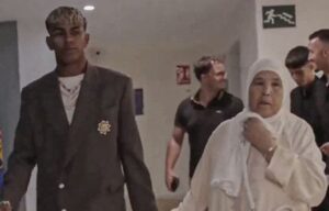Lamine Yanal yeni sözleşme törenine babaannesi ile katıldı