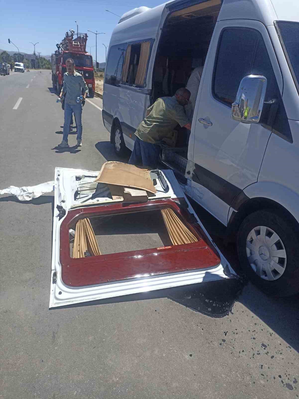 Otomobille çarpışan minibüs devrilmekten son anda kurtuldu: 3 yaralı