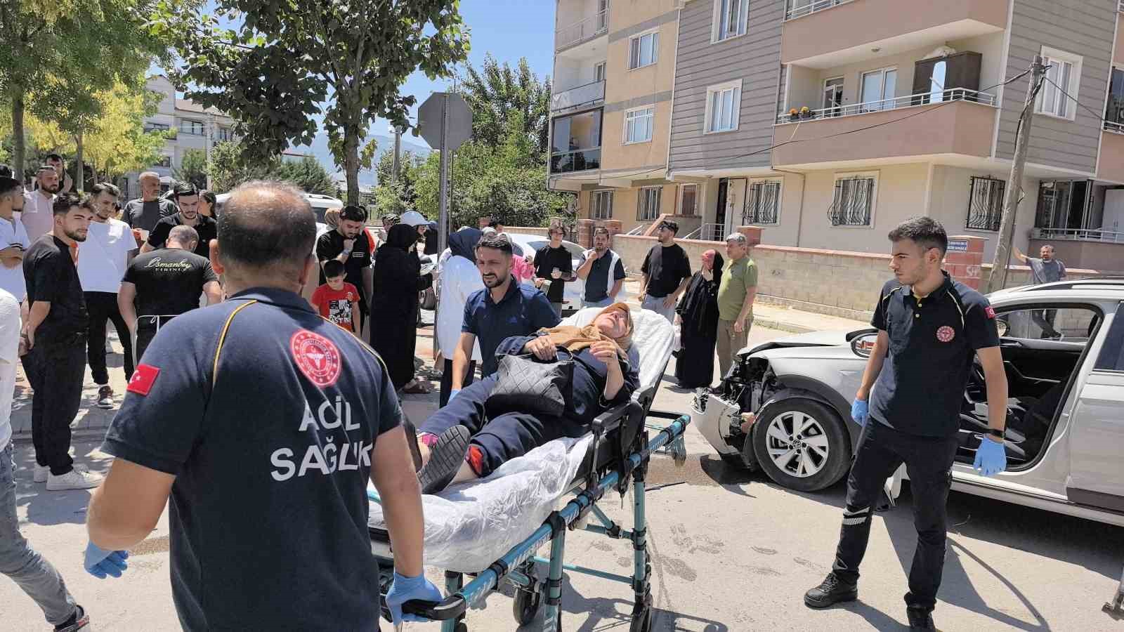 İnegöl’de zincirleme kaza: 1’i komiser 5 yaralı