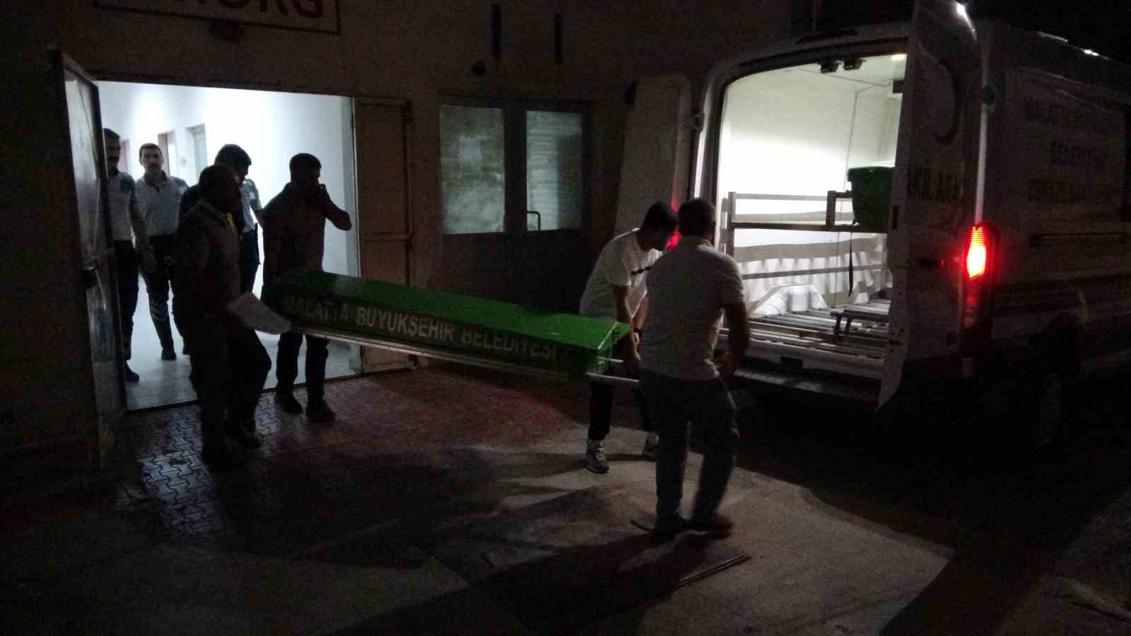 Yem makinesine düşen adam hayatını kaybetti