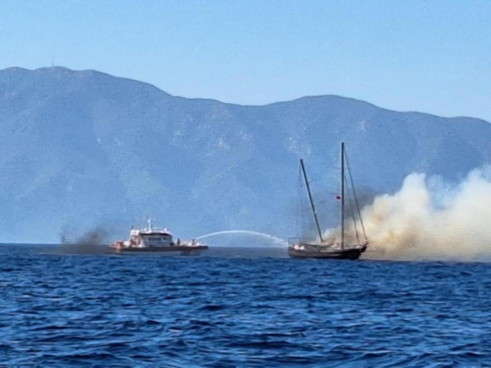 Bodrum’da korku dolu anlar! Ahşap tekne yanarak battı