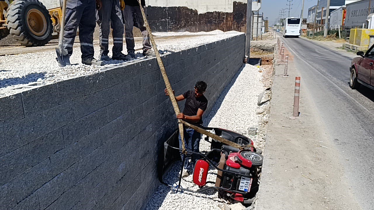 İnşaat alanına uçan triportördeki 2’si çocuk 4 kişi yaralandı