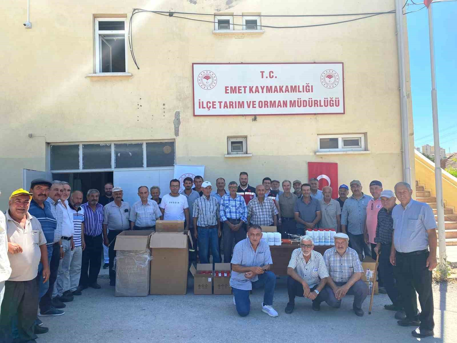 Emet’te 52 arıcıya fümigasyon cihazı, oksalit asit ve formik asit dağıtıldı