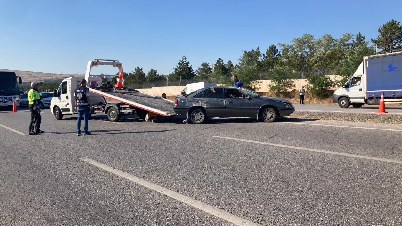 Ankara’da arızalanan otobüse kamyonet çarptı: 2 ölü, 1 ağır yaralı
