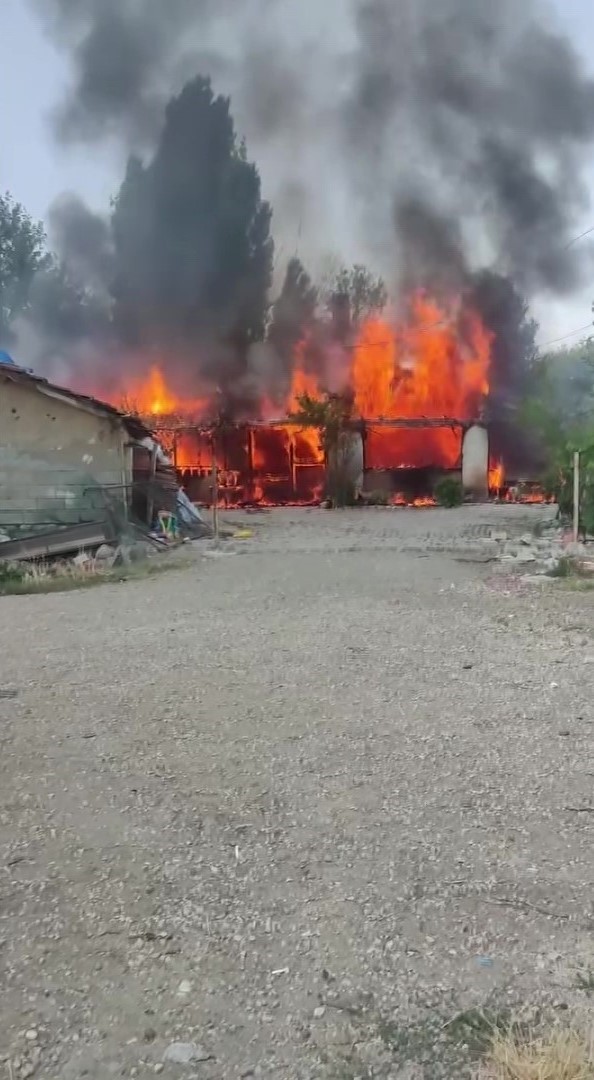 Ev, traktör ve otomobili yanan çift 4 torunuyla yuvasız kaldı