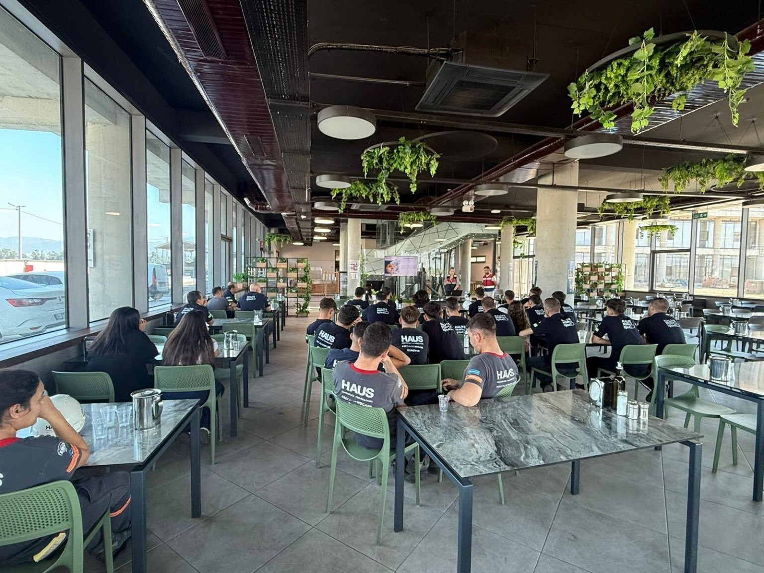 Fabrika çalışanlarına uyuşturucu ile mücadele eğitimi verildi