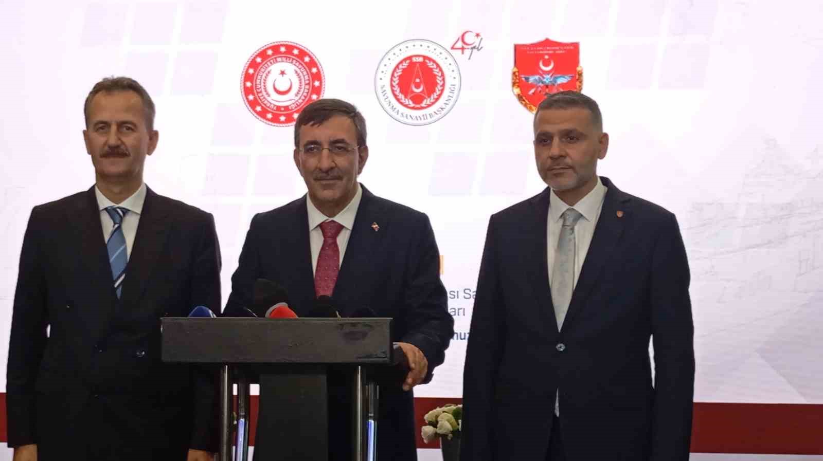 Cumhurbaşkanı Yardımcısı Cevdet Yılmaz IDEF 2025 fuarını ziyaret etti
