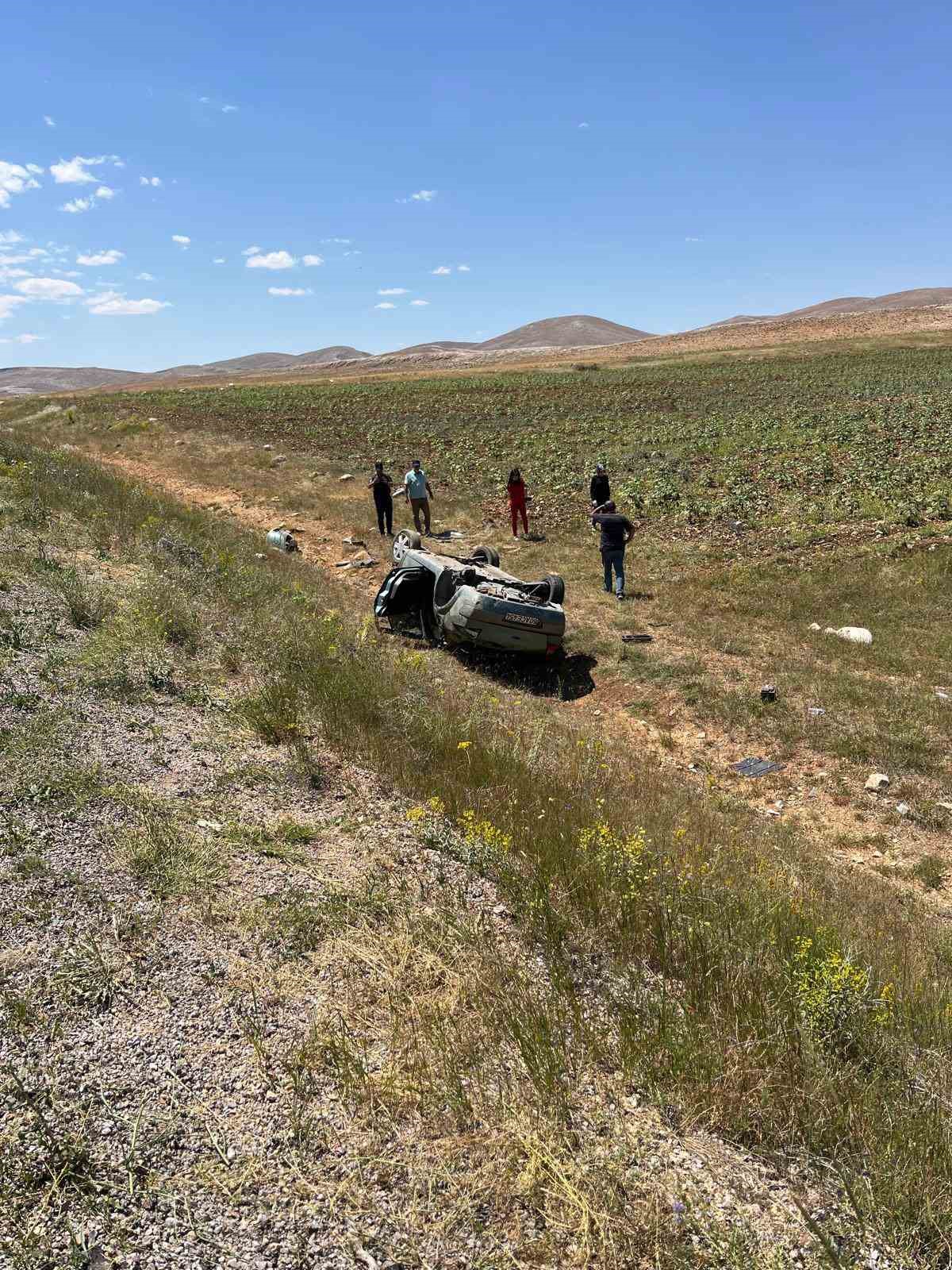 Otomobil şarampole uçtu, 1’i ağır 2 yaralı